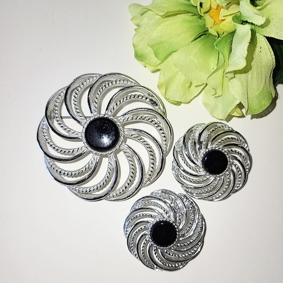 SARAH COVENTRY "MYSTIC SWIRL" 1966 BROOCH & EARRINGS - Picture 1 of 8
